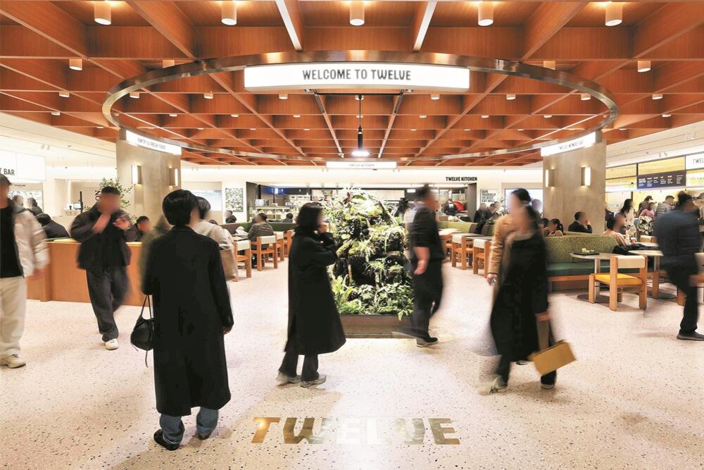 TWELVE 매장 입구, WELCOME TO TWELVE 간판 아래로 고객들이 오가는 하우스오브신세계 청담 지하 1층 웰니스 식품관 내부 전경